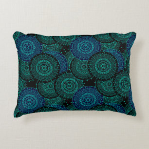 Cojín Decorativo Mandala redonda azul turquesa sobre fondo negro