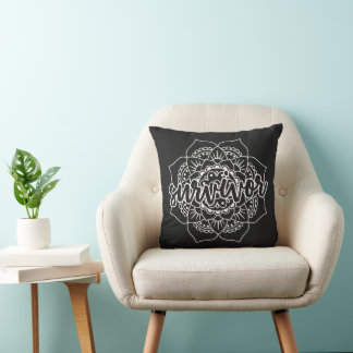 Cojín Decorativo Mandala, sobreviviente de cáncer, en blanco