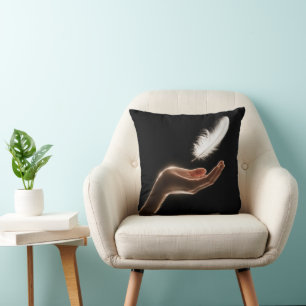 Cojín Decorativo Mano soltando una pluma blanca