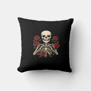 Cojín Decorativo Manos Skeleton Heart Con Rosas Rojas - Romántico O