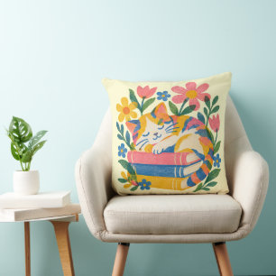Cojín Decorativo Manta Floral de Gato Dormido en Libros Acogedora