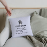 Cojín Decorativo Mantén la calma - es soltero... Sr. Darcy Vintage<br><div class="desc">Mantener la calma - Es soltero de buena fortuna y necesita una esposa, es un diseño divertido inspirado en la primera línea famosa en Orgullo y Prejuicio de Jane Austen. Esta variante con una fuente negra sobre fondo de lavanda morado claro y un ilustracion original Mr Darcy de C.E. Brock....</div>