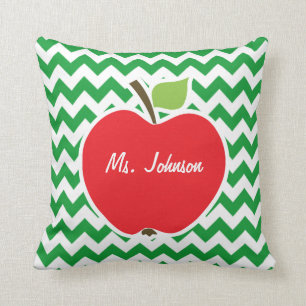 Cojín Decorativo Manzana roja sobre rayas de chevron verde retro Ke