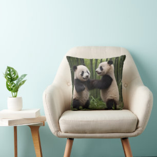 Cojín Decorativo Maravillas caprichosas: crías de pandas juegan en 
