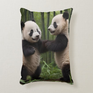 Cojín Decorativo Maravillas caprichosas: pandas bebés juegan en el 