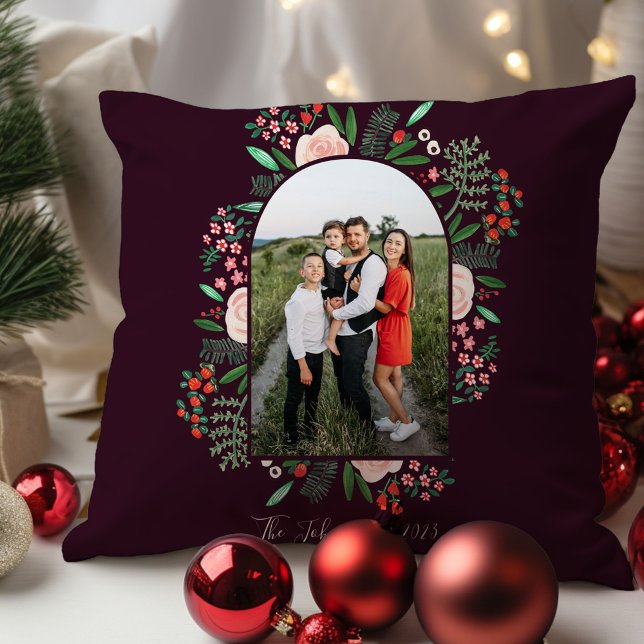 Cojín Decorativo Marco de arco moderno Floral Feliz Navidad Foto (Modern Arch Frame Floral Merry Christmas Photo Throw Pillow)