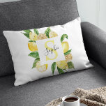 Cojín Decorativo Marco de lémon amarillo moderno y hojas con nombre<br><div class="desc">Marco de lémon amarillo moderno y hojas con nombre</div>