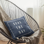 Cojín Decorativo Mares el día<br><div class="desc">Vestir su casa de playa,  casa costera o barco con esta almohada náutica barata en blanco y azul marino clásico. "Seas the Day" aparece con letras blancas modernas en un fondo azul marino acentuado por un borde blanco.</div>