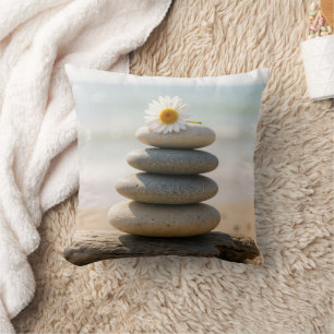 Cojín Decorativo Margarita en un montículo de piedras de playa con