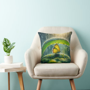 Cojín Decorativo Mariposa Amarilla en un Aguacero
