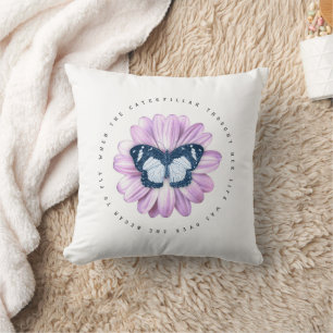Cojín Decorativo Mariposa cúrcuta en cita Inspiradora de margarita