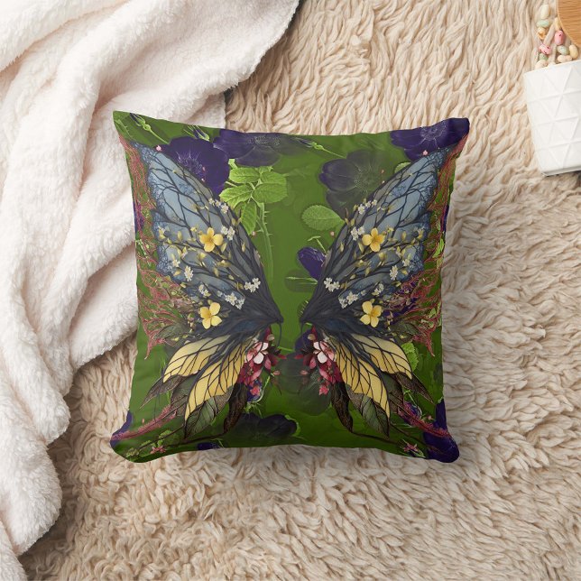 Cojín Decorativo Mariposa de madera sobre hojas (Subido por el creador)