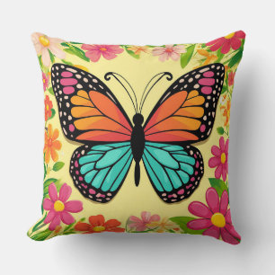 Cojín Decorativo Mariposa en entorno floral