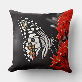 Cojín Decorativo Mariposa en las flores rojas