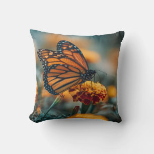 Cojín Decorativo Mariposa en una caléndula