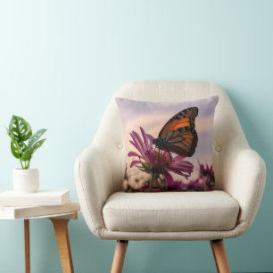 Cojín Decorativo Mariposa Monarca en Flor