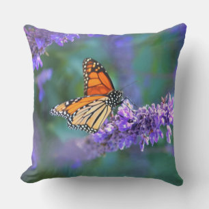 Cojín Decorativo Mariposa Monarca en Flor de Lila Púrpura