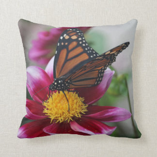Cojín Decorativo Mariposa monarca en la flor rosa de Dahlia
