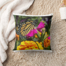 Cojín Decorativo Mariposa monarca en la flor rosada de Marigold