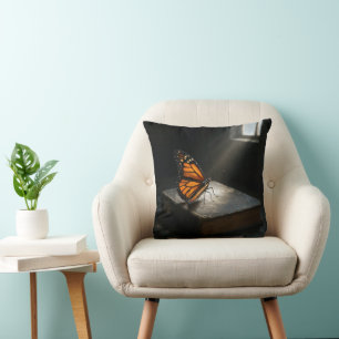Cojín Decorativo Mariposa monarca sobre una sagrada Biblia
