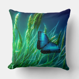 Cojín Decorativo Mariposa morfo azul en hierba verde