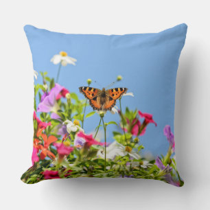 Cojín Decorativo Mariposa sobre flores y cielo azul