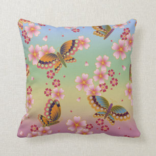 Cojín Decorativo Mariposas japonesas en medio del Sakura florecen e