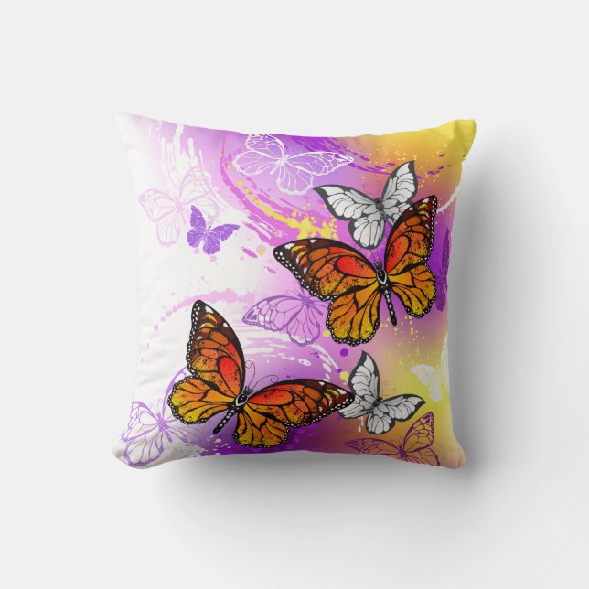 Cojín Decorativo Mariposas monarcas en fondo morado (Anverso)
