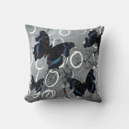 Cojín Decorativo Mariposas negras y azules sobre fondo plateado con