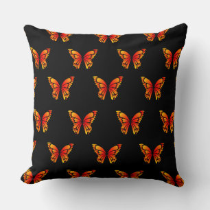Cojín Decorativo Mariposas rojas por un hombre de almacén.