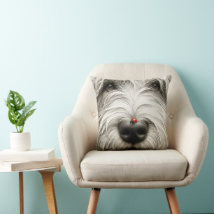 Cojín Decorativo Mariquita en la nariz de un perro peludo