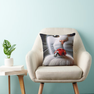 Cojín Decorativo Mariquita en la Pata del Gato