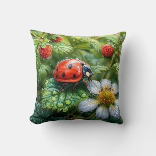 Cojín Decorativo Mariquita Posada en una Planta de Fresa Cubierta d
