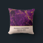 Cojín Decorativo Mármol morado y dorado Boda moderno<br><div class="desc">almohada boda personalizada con un bonito diseño abstracto de mármol. Colores ricos en violeta que se mezclan con cintas giratorias en imitación de oro de mezcla de colores y mezclado a lo largo del diseño. Una capa de color melocotón debajo del patrón con una elegante franja de Relieve metalizado de...</div>