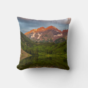 Cojín Decorativo Maroon Bells se refleja en el tranquilo lago Maroo