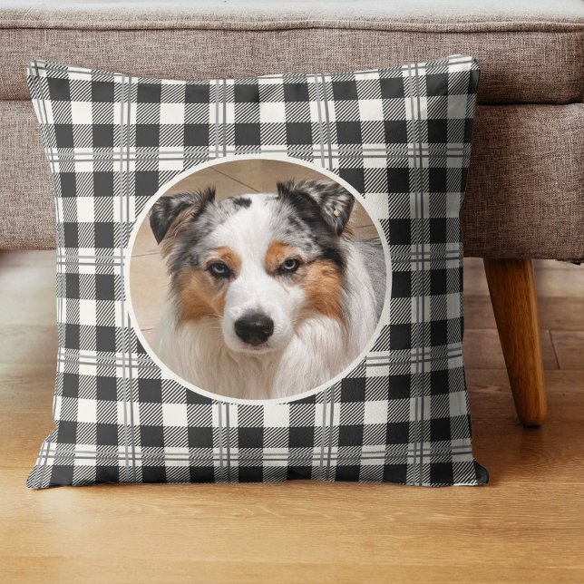 Cojín Decorativo Mascota acogedor foto diseño de escúfalo gris oscu (Buffalo Plaid Dark Gray and Buttercream Photo Throw Pillow)