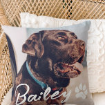 Cojín Decorativo Mascota Simple y Moderno Nombre y foto de la tipog<br><div class="desc">Este diseño sencillo y moderno se compone de una tipografía de escritura moderna y sencilla. Añadir foto de mascota personalizado.</div>