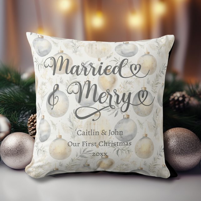 Cojín Decorativo Matrimonio Navidades de primer año recién casados  (Married & Merry Newlyweds 1st Christmas Pillow with gold and platinum ornaments, couple names, date.)