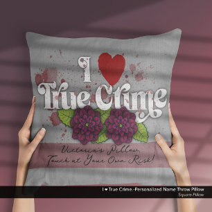 Cojín Decorativo Me ❤️ Crímenes Reales.–Nombre Personalizado