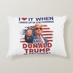 Cojín Decorativo Me Encanta Cuando Me Despierto Y Trump Es El Presi