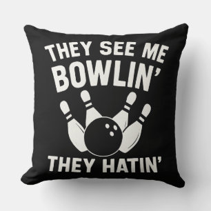 COJÍN DECORATIVO ME VEN BOWLÍN, ME ODIAN