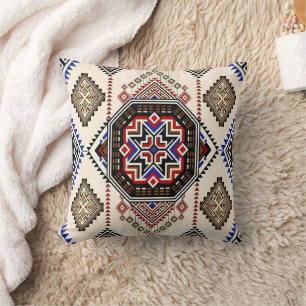 Cojín Decorativo Medallón Tribal Monocromo de Lujo y Ocre