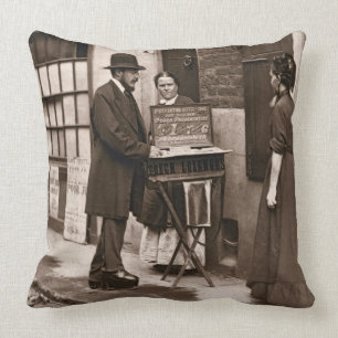 Cojín Decorativo Médico de la calle, 1876-77 (woodburytype)