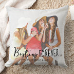 Cojín Decorativo Mejor Amigos Para Siempre Bestian Foto Personaliza<br><div class="desc">Besties para siempre... ... Celebra tu mejor amigo y amistad con una almohada de conservador de fotos personalizado. Ya sea un cumpleaños o Navidades, esta almohada de los mejores amigos es un regalo maravilloso que será un tesoro por años. La almohada es de doble cara, por lo que podrás hacer...</div>