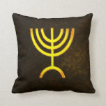 Cojín Decorativo Menorah Flame<br><div class="desc">Una representación digital de la menorah judía de siete ramas (hebreo: מְ נ וֹ רָ ‎). La menorah de siete ramas, utilizada en el santuario portátil establecido por Moisés en el desierto y más tarde en el Templo en Jerusalén, ha sido un símbolo del judaísmo desde la antigüedad y es...</div>