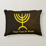 Cojín Decorativo Menorah Flame<br><div class="desc">Una representación digital dorada y marrón de la menorah judía de siete ramificaciones (hebreo: מְ נ וֹ רָ ). Agregue su propio texto a ambos lados, el frontal y el reverso. La menorah de siete ramas, utilizada en el santuario portátil establecido por Moisés en el desierto y más tarde en...</div>