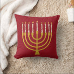 Cojín Decorativo Menorah Hanukkah Celestial Candles Rojo<br><div class="desc">Relieve metalizado de oro falso menorah velas para su celebración de Hanukkah. Ilustracion menorah caprichoso con estrellas blancas cubiertas de velas celestiales sobre un falso atril de velas menorah dorado. La estrella de Menorah Hanukkah ilustró regalos de diseño y productos de papel.</div>