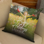 Cojín Decorativo Mensaje de Personalizado de fotos de la familia de<br><div class="desc">¡Felices fiestas, te queremos, mamá! almohada fotográfica personalizado que será valorada en los próximos años. Personaliza con dos de tus fotos familiares favoritas y un mensaje personalizado a tu ser querido. Navidades perfectos, Año Nuevo, Kwanzaa o Hanukkah regalo para mamá, abuela o cualquier otro miembro de la familia, especialmente cuando...</div>