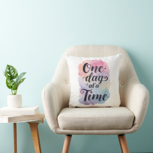 Cojín Decorativo Mensaje Motivacional de Acuarela Suave