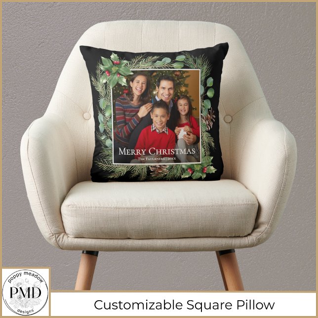 Cojín Decorativo Merry Christmas Photo Wreath Botanical (Merry Christmas Photo Wreath Botanical Square Pillow with Your Photo, Name, Year.)
